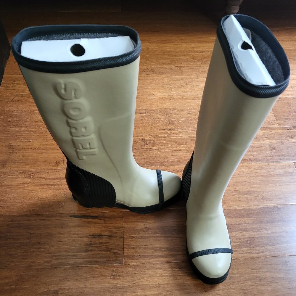 Sorel rain boots with heel cream and black size 8.5